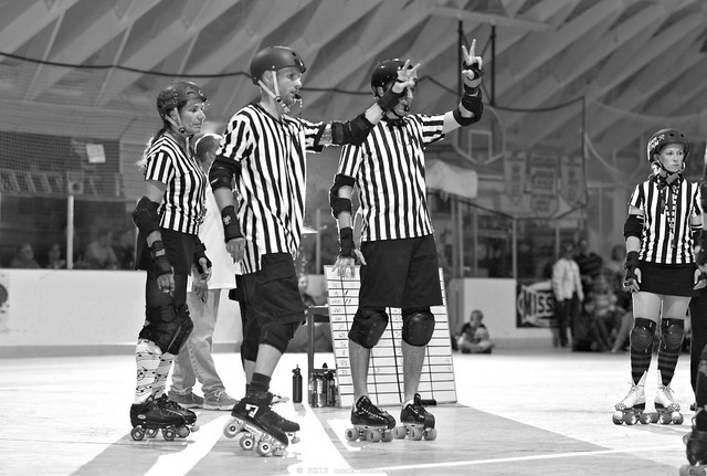 referees signal how many minor penalties each jammer has.