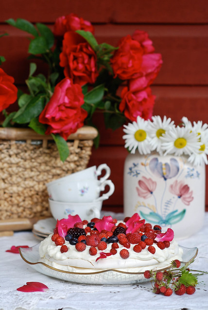 kihiline beseekook kohupiimakreemi ja suvemarjadega/meringue, curd cheese cream and summer berries in layered cake