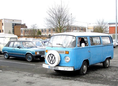 VW combi bleu et Talbot cabriolet