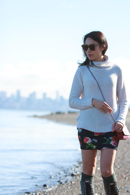 H&M chunky knit sweater, Topshop floral mini skirt, Hunter rain boots, Merona boot socks, Chanel camellia red wallet on chain WOC, Karen Walker Number One sunglasses, Vancouver fashion, Spanish Banks, Spring fashion, style, Vancouver fashion blogger