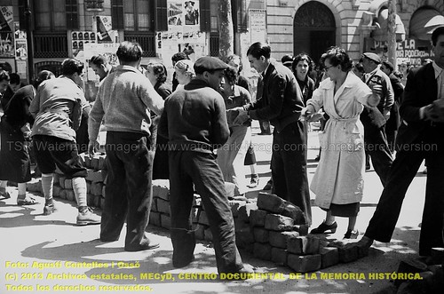 Barcelona, 1934-1938, la guerra fotografiada por Agustí Centelles. Mayo de 1937, la joven comunista Teresa Pàmies ayuda a retirar las barricadas frente al Hotel Ritz que ha sido incautado para ser usado como comedor gastronómico popular. by Octavi Centelles