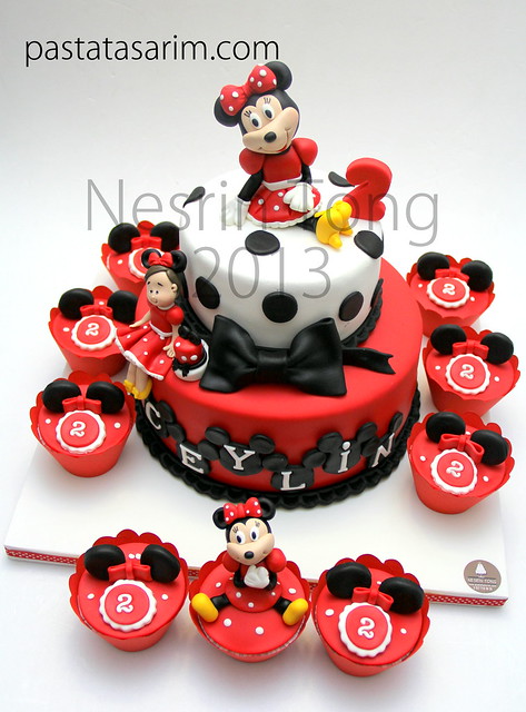 minnie mouse cake and cupcakes