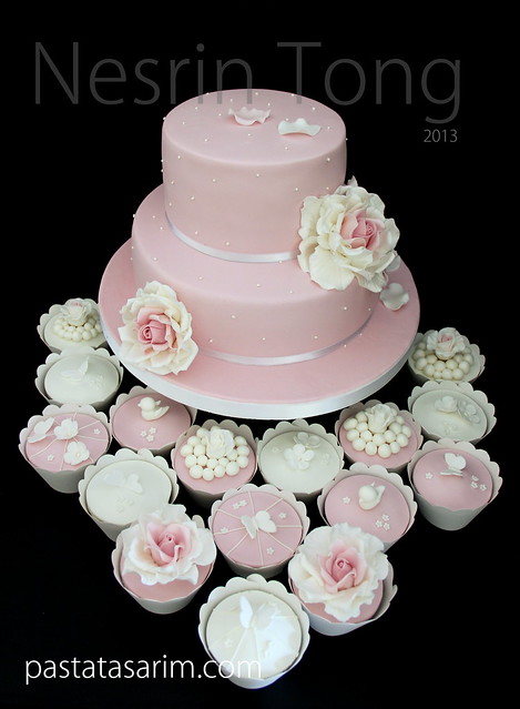 wedıng cake and cupcakes