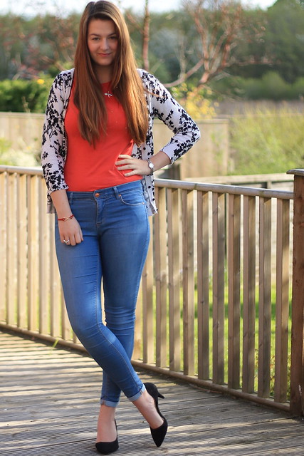 OOTD, outfit of the day, monochrome floral cardigan, red t shirt, jeans, heels