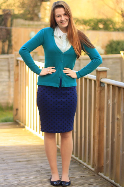 OOTD, outfit of the day, green cardigan, collar clips, polka dot pencil skirt, black flats