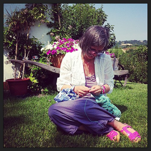 Knitting at my parents' :) Lavorando a maglia dai miei genitori :)