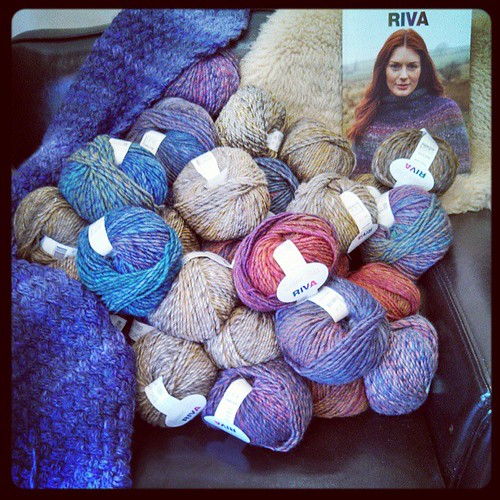 I want to sit here! #yarn #yarnshop #knitting #kniton