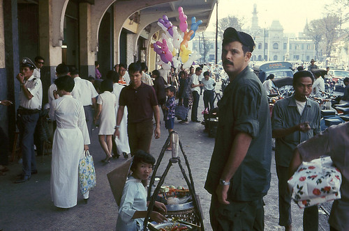 Saigon 1971 - Nguyen Hue sidewalk