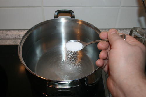 22 - Topf mit Wasser salzen / Salt pot with water