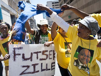 ANC supporters challenge DA march for jobs at Luthuli House. Police used force to stop clashes between the two groups. by Pan-African News Wire File Photos