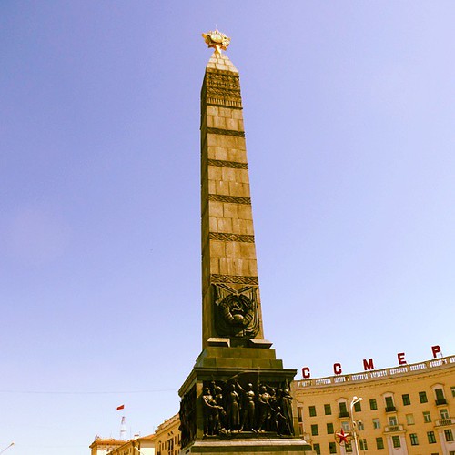 Стелла на площади Победы. Внизу - сотни людей