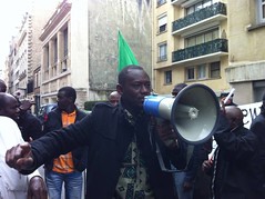 Des Mauritaniens manifestant devant leur ambassade à Paris. Mai 2013 (crédit Mariam Kane)