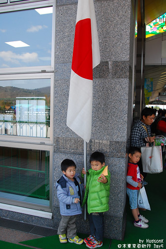 眼神那麼兇,是要拔日本旗嗎?