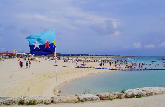 琉球海滩上出现的象征琉球独立的旗帜。