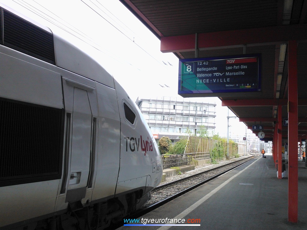 La rame TGV POS 4407 s'apprête à quitter la gare de Genève Cornavin.