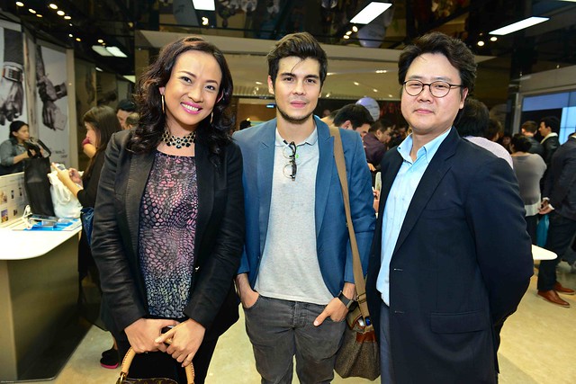 (L-R) Corporate Marketing Head for Samsung Mobile Chiqui Torres with Brand Ambassador Erwan Heussaff and Samsung Business Advisor Mike Cheon in the SM Aura Samsung store during the Note3 launch last Sept 26