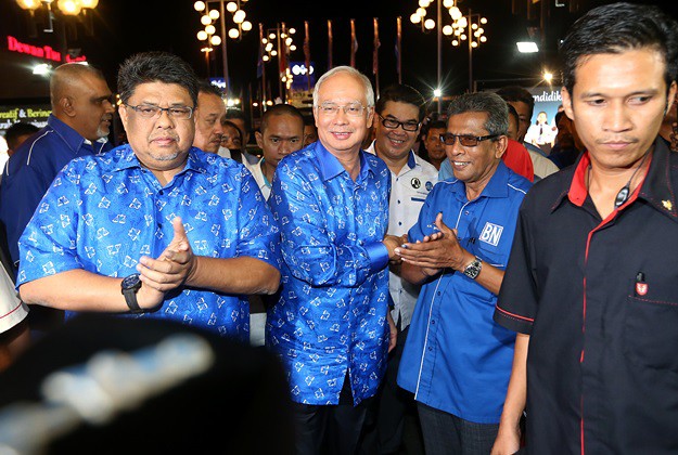 Najib celebrating his win (picture via omy.sg/ my paper)