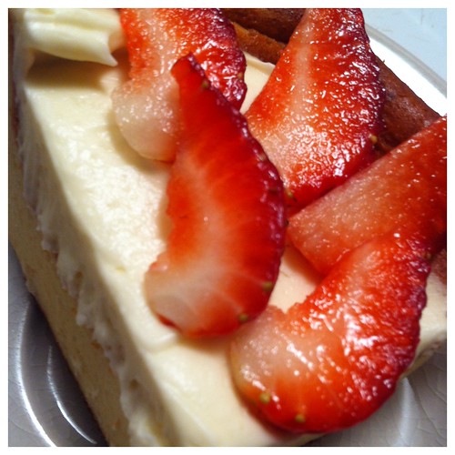 Cheesecake with vanilla cream for Shavuot