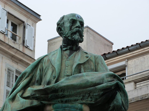 Statue d'Eugène Fromentin, partiellement vandalisée — La Rochelle, 8 mai 2013.