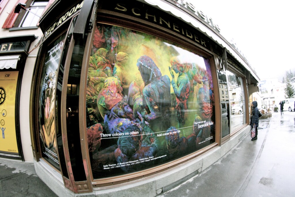 Following the example of fellow Asian nations, India also advertises its traditions on the streets of Davos. A picture of the Holi festival (“Festival of Colours”) in India covers the windows of this Schneider café, a popular spot for meetings and corporate events.
