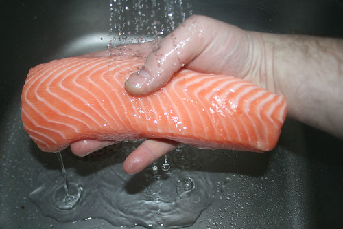 12 - Lachsfilet waschen / Wash salmon filet