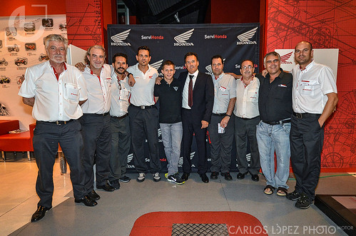 Stefan Bradl (MotoGp), con M. Cabello y algunos empleados de concesionario oficial Honda para Málaga (Servihonda)