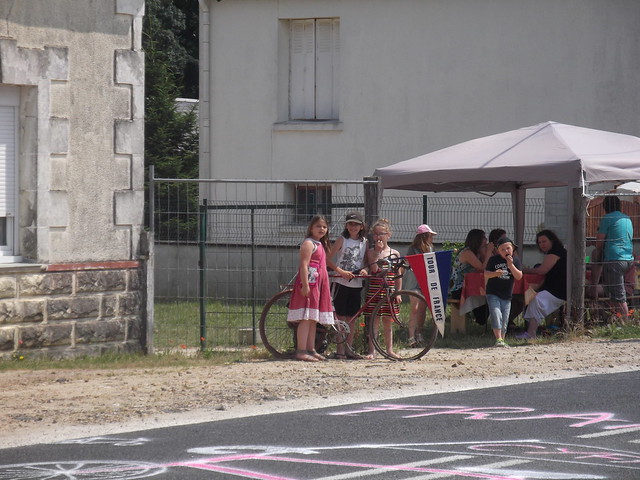Des enfants fiers de leur vélo corne de brume