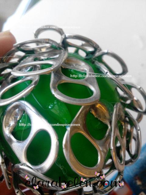Bola de Navidad con anillas de refrescos recicladas