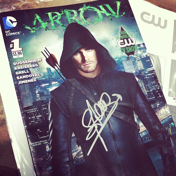 got Arrow to sign my 'Arrow'! #cw #arrow
