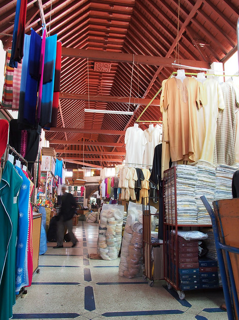室內的傳統商場, 屋頂是木造的, 每一間店面都小小地, 販售著衣服, 帽子與鞋子等服飾