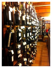 Foto de una estantería de vinos