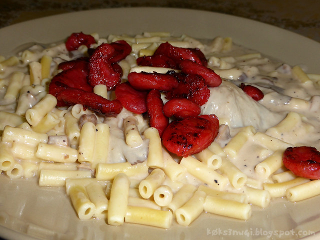 Macaroni in Carbonara Sauce with Oyster Mushrooms and Taiwanese Sausage Slices
