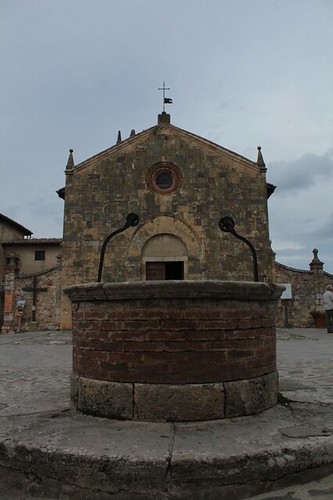 Monteriggioni: pozzo davanti la Chiesa