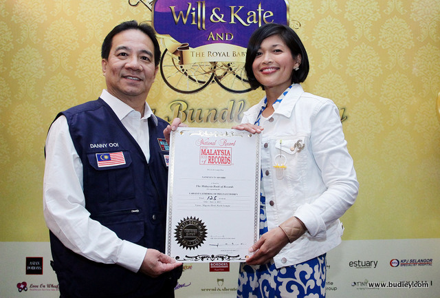 Datuk Danny Ooi Present The Certification To Ms Airin Zainul