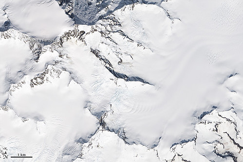 Bergrutsch in Alaska NASA Earth Observatory image by Jesse Allen and Robert Simmon, using Landsat data from the U.S. Geological Survey. Caption by Adam Voiland.