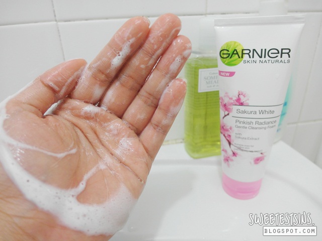 garnier sakura white pinkish radiance gentle cleansing foam swatch lather with hand