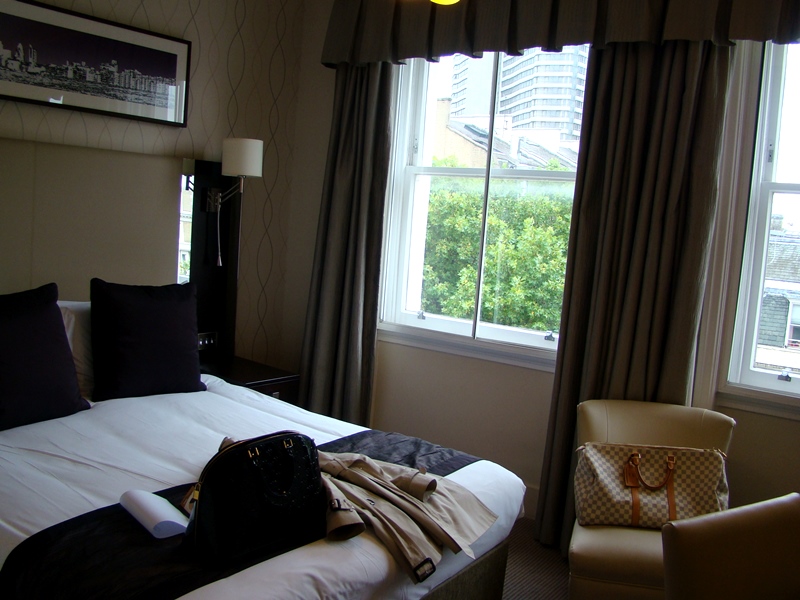 Rydges Kensington hotel room