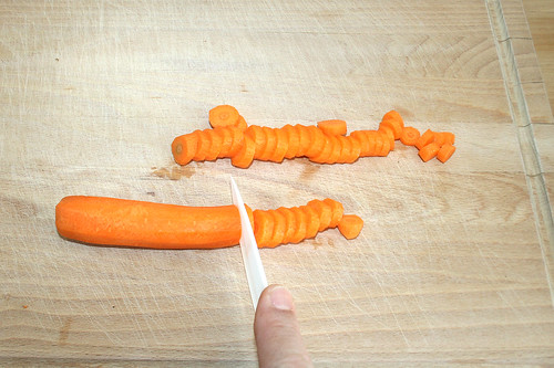 12 - Möhren in Scheiben schneiden / Cut carrots into slices