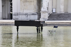Klavier im Karlsplatz Teich