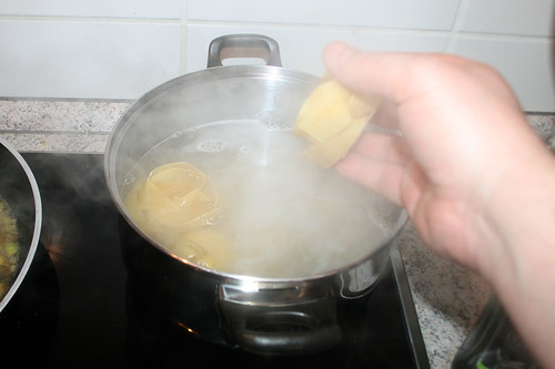 37 - Nudeln ins Wasser geben / Put noodles in water