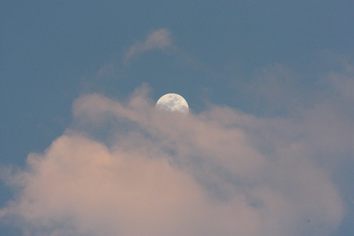 La Luna y la nube by MandoBarista