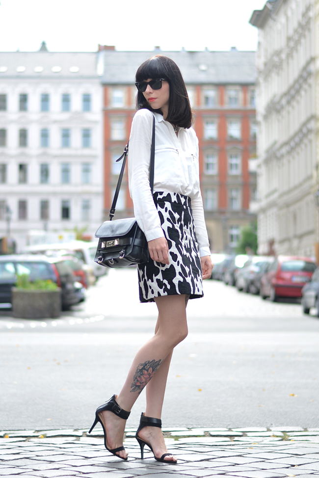 Outfit ZARA cow skirt white blouse CATS & DOGS outfit blog Berlin 8