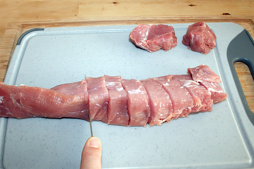 17 - Schweinefilet in Scheiben schneiden / Cut pork filet in slices