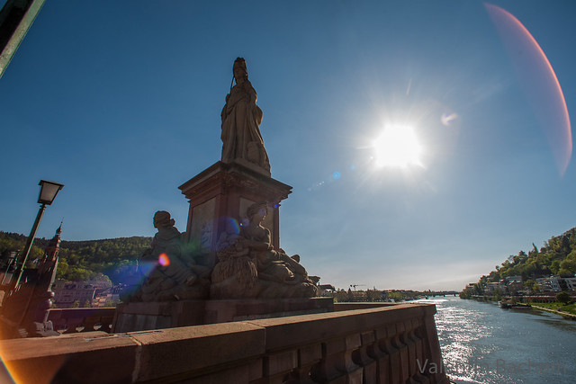Weitwinkelfoto der Statue Minerva, des Neckars, fast direkt in die Sonne. Von der Alten Brücke Heidelberg