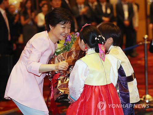 正在对中国进行国事访问的韩国总统朴槿惠28日将与习近平主席及夫人在北京钓鱼台国宾馆共进午餐。