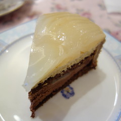 洋梨のケーキ。チョコレートとメイプルシロップの味もする。