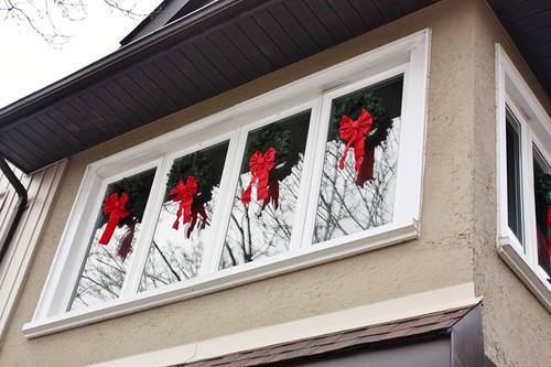 christmas-wreaths-window