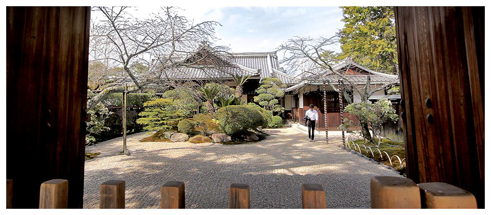 Homme marchant seul dans un jardin paisible proche du temple Kōfuku-ji à Nara - Japon