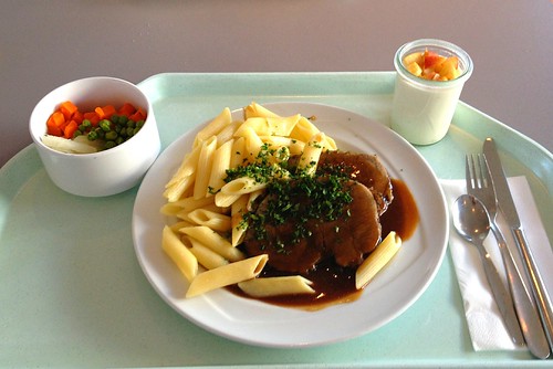 Rinderbraten in Rotweinsauce mit Butternudeln / Beef roast with red wine sauce and butter noodles