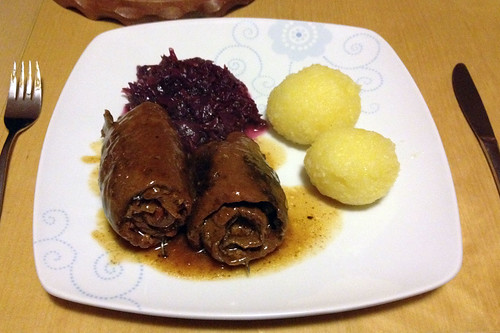 Rinder-Rouladen mit Rotkohl & Klößen / Beef roulades with red cabbage & dumplings